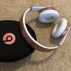 Beats by Dre Solo3 Wireless Over-Ear Headphones in Rose Gold
